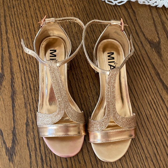 BEAUTIFUL MIA KIDS AUBRIE ROSE GOLD SIZE 2 SHOES . - Picture 9 of 9